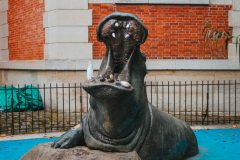 Statue d'hippopotame à la Ménagerie du Jardin des plantes