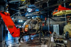 Salle des voilures tournantes avec au premier plan un hélicoptère Gazelle au musée de l'Air et de l'Espace du Bourget