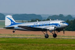Douglas DC-3 en démonstration lors du meeting aérien du centenaire à Amiens