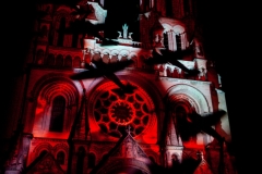 Tableau sur les bombardements de la Seconde Guerre Mondiale lors du spectacle Couleurs d'été à la cathédrale de Laon