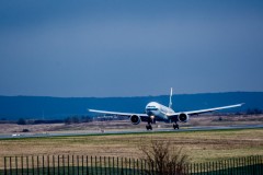Boeing 777 de Cathay Pacific atterissant à l'aéroport de Roissy-CDG