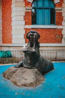 Statue d'hippopotame à la Ménagerie du Jardin des plantes