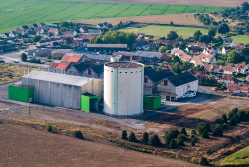L'ancienne usine sucrière d'Aulnois-sous-Laon avec au premier plan son silo agricole
