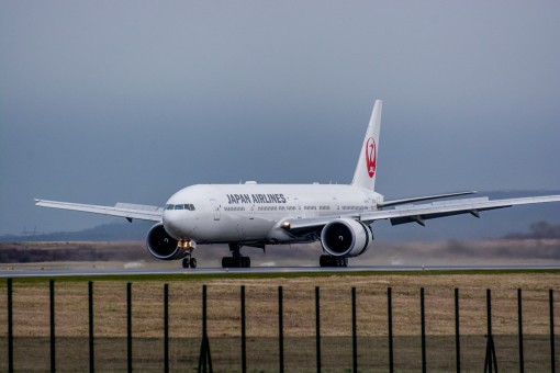 Boeing 777 de Japan Airlines atterissant à l'aéroport de Roissy-CDG