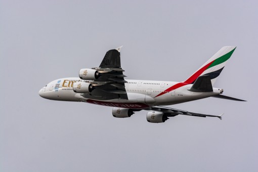 Airbus A380 d'Emirates en vol prés de l'aéroport de Roissy-CDG