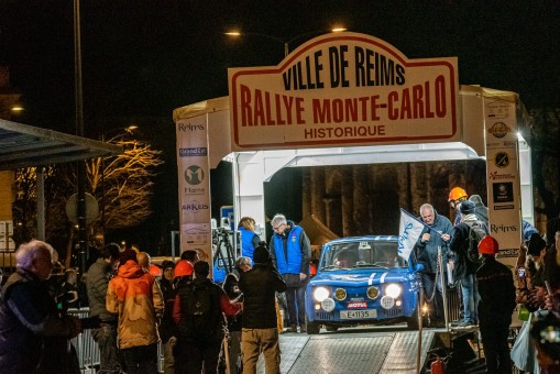 Renault 8 au depart du rallye Monte-Carlo Historique